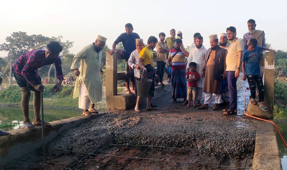 কচুয়ায় পুরাতন ব্রীজ স্বেচ্ছাশ্রমে সংস্কার করে দিলেন নেতাকর্মীরা